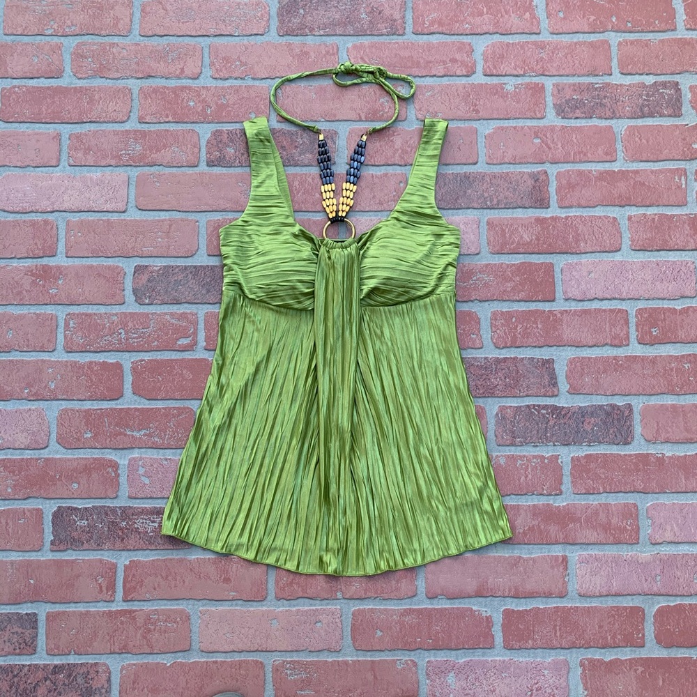 Super cute top with necklace